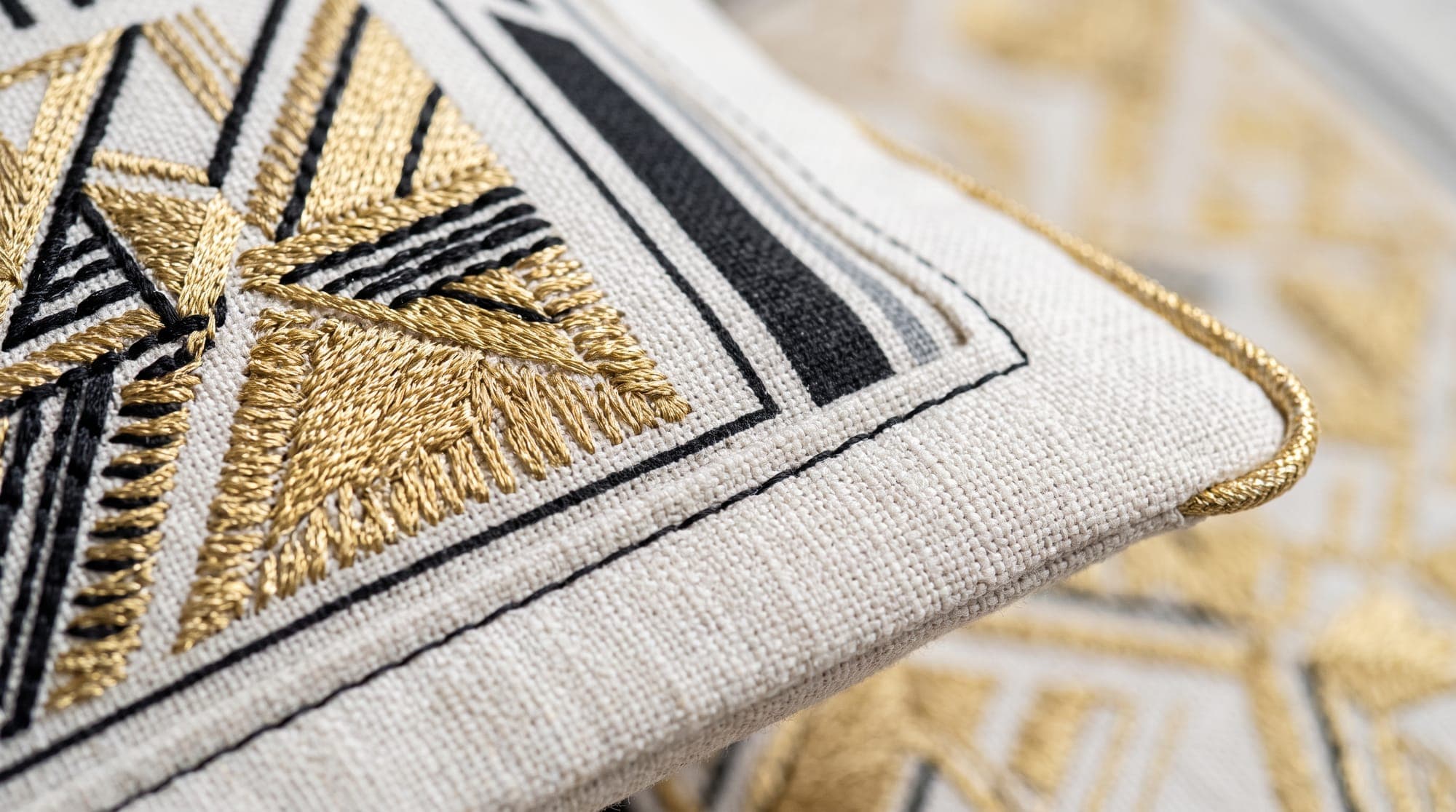 Makroaufnahme einer Gold-Stickerei auf einem Textil von Texside